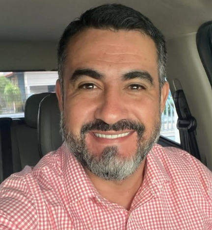 <em>Carlos Mendez</em>